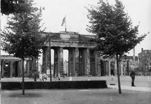 Foto im AK-Format, Berlin Mitte, Brandenburger Tor, Zustand 1956