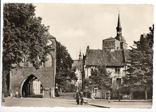 AK, Stralsund, Straßenpartie am Kniepertor, 1958