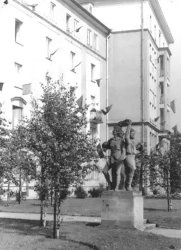 Foto im AK-Format, Dresden, Grunaer Str., Gruppenplastik "Junge Pioniere", 1975