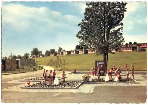 AK, Grafenau Bayer. Wald, Berliner Feriendorf, Teilansicht belebt, um 1970