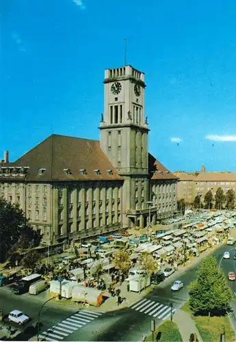 AK, Berlin Schöneberg, Blick auf das Rathaus mit Markttreiben, um 1975