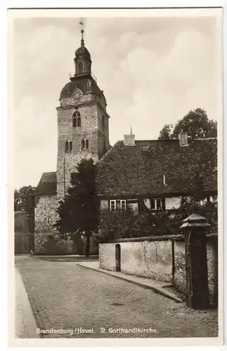 AK, Brandenburg Havel, Straßenpartie mit Blick zur St. Gotthardkirche, um 1938