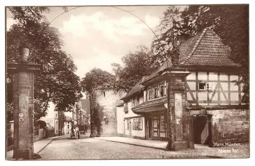 AK, Hann. Münden, Straßenpartie mit Oberem Tor, um 1928