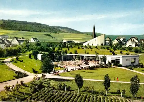 AK, Willingen Waldeck, Kuranlagen im Kurpark, Kirche, um 1972