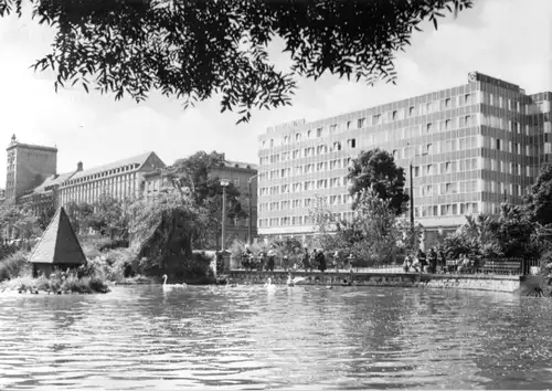 AK, Leipzig, Schwanenteich mit Blick zur Gothestr., 1969