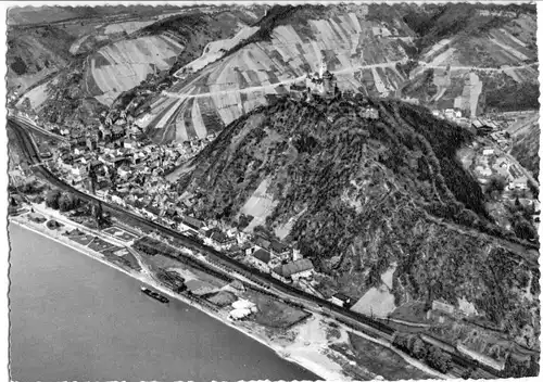 AK, Braubach am Rhein, Luftbildaufnahme der Stadt mit Marksburg, um 1957