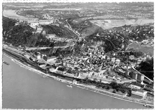 AK, Ehrenbreitstein, Luftbildaufnahme von Stadt und Festung, um 1957