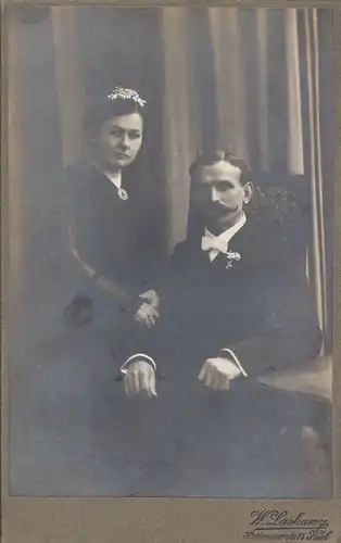 Kabinettfoto im Format 10,5 x 16,5 cm, Ehepaar bei Silberhochzeit, Kiel 1918