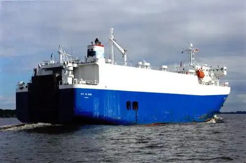Echtfoto, Autotransporter "City of Rome" auf der Elbe, 2010