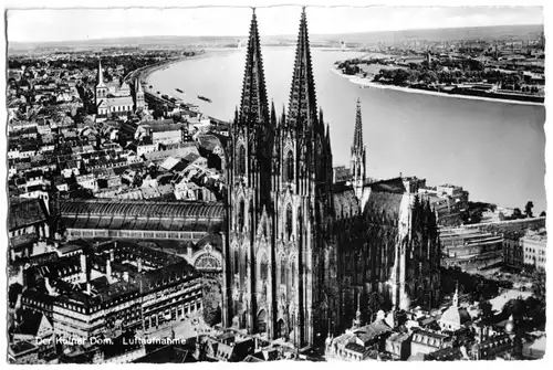 AK, Köln, Luftbild der Innenstadt mit Dom und Bahnhof, um 1955