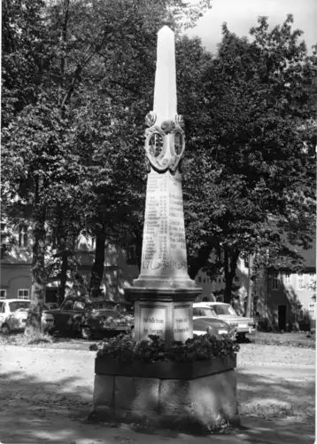 AK, Kurort Oberwiesenthal Erzgeb., Postmeilensäule auf dem Markt, 1971