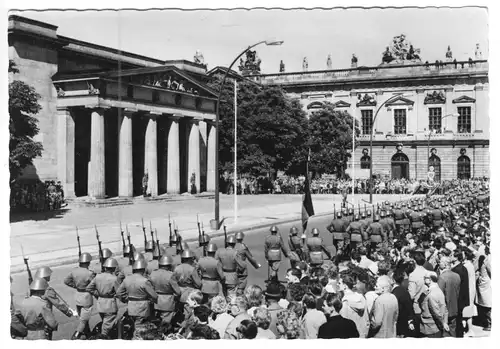 AK, Berlin Mitte, Neue Wache, Wachaufzug, belebt, 1962