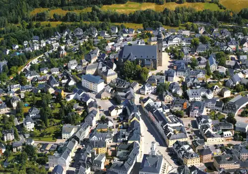 AK, Bergstadt Schneeberg Erzgeb., Blick auf die Altstadt, Luftbildansicht, 2005