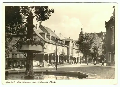 AK, Arnstadt, Alter Brunnen und Galerie am Markt, um 1954