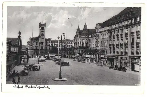 AK, Erfurt, Bahnhofsplatz belebt, 1942