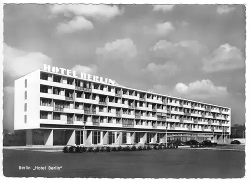 AK, Berlin Tiergarten?, "Hotel Berlin", Gesamtansicht, um 1963