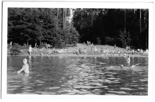 AK, Neuglobsow Kr. Gransee, Badestrand am Stechlinsee, belebt, 1955