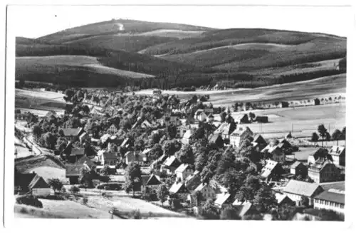 AK, Neudorf Erzgeb., Ansicht mit Fichtelberg, 1954