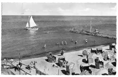 AK, Göhren Rügen, Strandpartie belebt, Segelboot, 1961