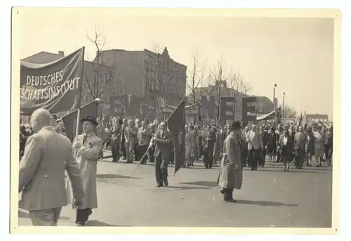 Foto im Format 9 x 12 cm, Berlin Mitte, Demonstration Unter den Linden, 1950er