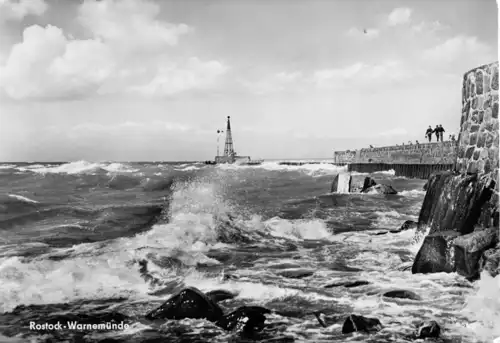 AK, Rostock Warnemünde, Blick zur Mole, 1960