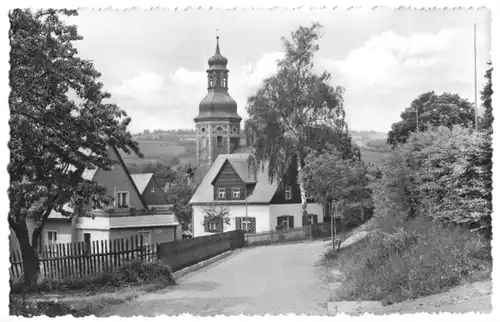 AK, Geising Erzgeb., Straßenpartie mit Blick zur Kirche, 1967