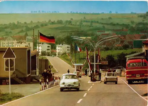 AK, Schweigen Pfalz, Deutsch-Französische Grenze, belebt, um 1970