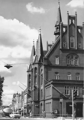 AK, Neumünster Holstein, Straßenpartie mit Rathaus, um 1968