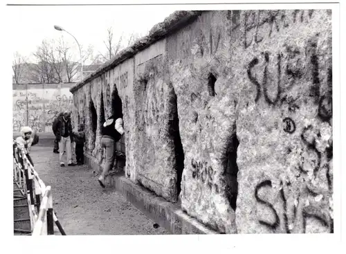 AK, Berlin Mitte, Mauerreste nach dem 9.11.1989, belebt, um 1990