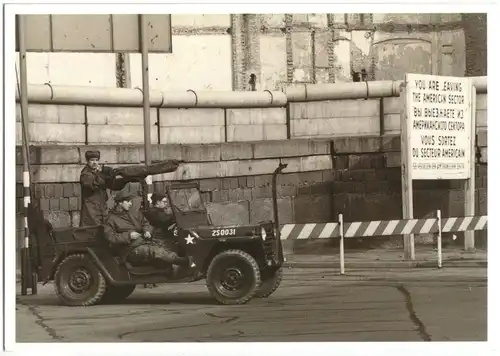 AK, Berlin Kreuzberg, US Soldaten an der Sektorengrenze, um 1980