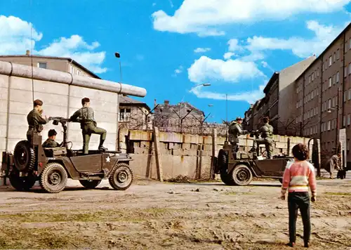 AK, Berlin, US-Soldaten mit Jeep's an der Mauer, Vers. 1, 1960er