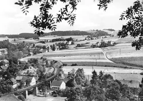 AK, Markersbach Erzgeb., Gesamtansicht mit Bahnlinie, 1965