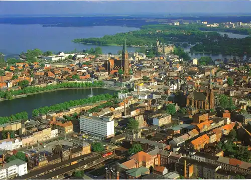 AK, Schwerin, Luftbildansicht, Blick über die Altstadt, Version 2, um 1995