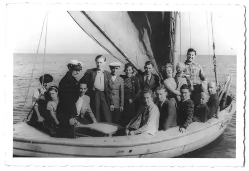 AK, Seebad Ahlbeck auf Usedom, Gruppe auf Segelboot, Echtfoto, um 1951