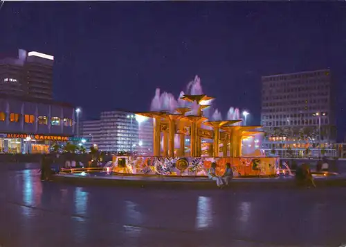 AK, Berlin Mitte, Brunnen auf dem Alexanderplatz, Nachtansicht, 1974