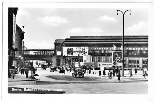 AK, Berlin Mitte, Bahnhof Friedrichstraße, belebt, 1953