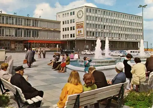 AK, Kassel, Bahnhofsvorplatz, belebt, um 1975