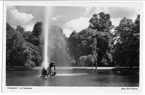 AK, Düsseldorf, Im Hofgarten, Springbrunnen, um 1955