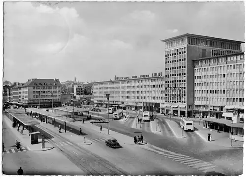 AK, Mönchengladbach, Bahnhofsvorplatz mit Busbahnhof, Haus Westland, um 1957