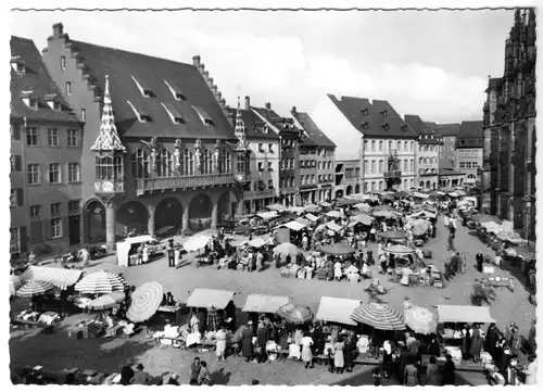 AK, Freiburg im Breisgau, Platz mit Markttreiben, um 1970
