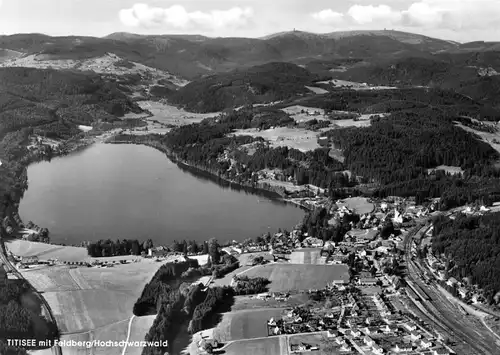 AK, Titisee mit Blick zum Feldberg, Luftbild, Eisenbahnlinie, um 1975