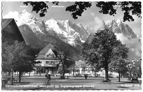 AK, Garmisch-Partenkirchen, Marktplatz gegen Zugspitzgruppe, 1960