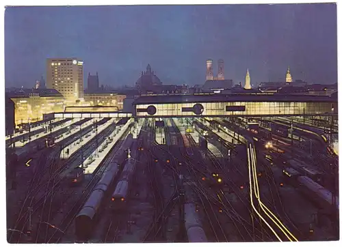 AK, München, Hauptbahnhof, gleisseitig, Blick zur Innenstadt, Nachtansicht, 1975