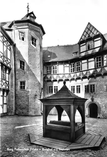 AK, Falkenstein Harz, Staatl. Museum Burg Falkenstein, Burghof mit Brunnen, 1971