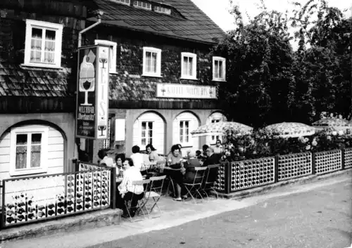 AK, Schönbach Kr. Löbau, Milchbar "Oberlausitz", Terrasse, belebt, 1977