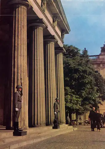 10 Fotos im Format 20 x 14 cm, Berlin, Politik, Militär, Grenze, um 1970