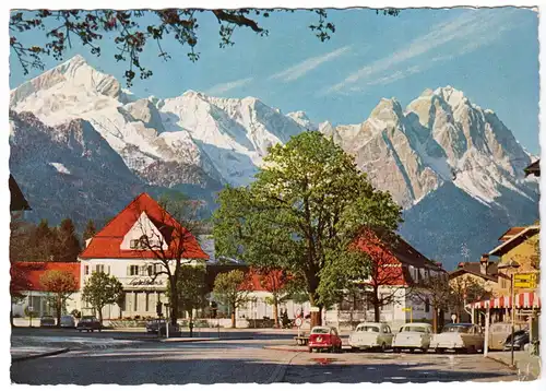 AK, Garmisch-Partenkirchen, Marktplatz gegen Zugspitzgruppe, 1961
