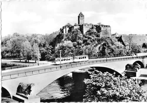 AK, Halle Saale, Burg Giebichenstein, Brücke, Straßenbahn, 1958