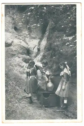 AK, Neustadt an der Weinstraße, Hellerplatzhütte, Mädchen an Quelle, um 1920