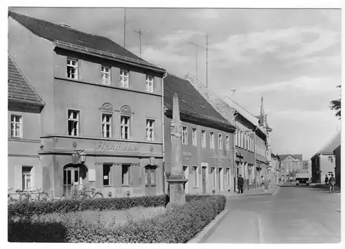 AK, Elsterwerda, Hauptstr. mit Postmeilensäule und Apotheke, 1973